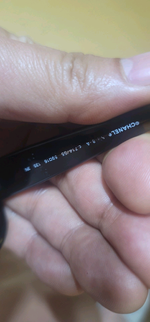 샤넬선글라스 까멜리마 투톤정품(CHANEL 5113-A) 상태좋음 기스없음특징: 안경 다리(템플)에 입체적인 까멜 이미지