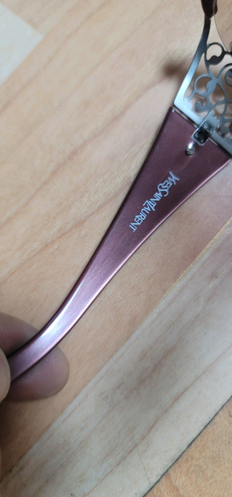 당액스입생로랑(YSL) 6142/F/S 선글라스 기스없음이 모델은 입생로랑 선글라스 중에서도 프레임 측면에 스와로브 이미지