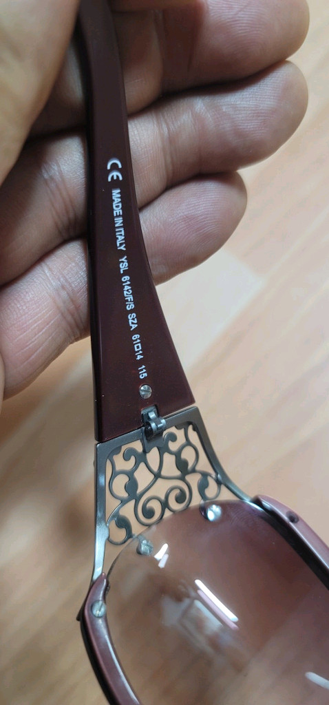 당액스입생로랑(YSL) 6142/F/S 선글라스 기스없음이 모델은 입생로랑 선글라스 중에서도 프레임 측면에 스와로브 이미지