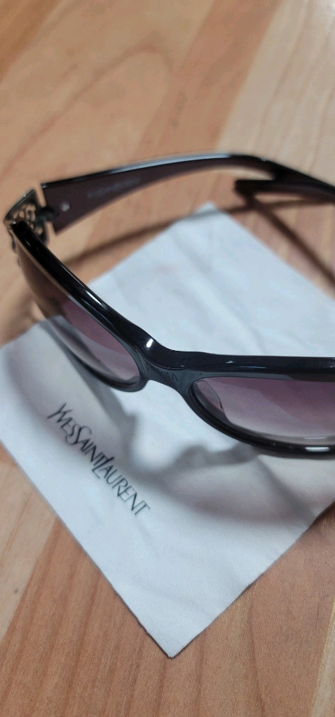 당액스입생로랑(YSL) 6142/F/S 선글라스 기스없음이 모델은 입생로랑 선글라스 중에서도 프레임 측면에 스와로브 이미지