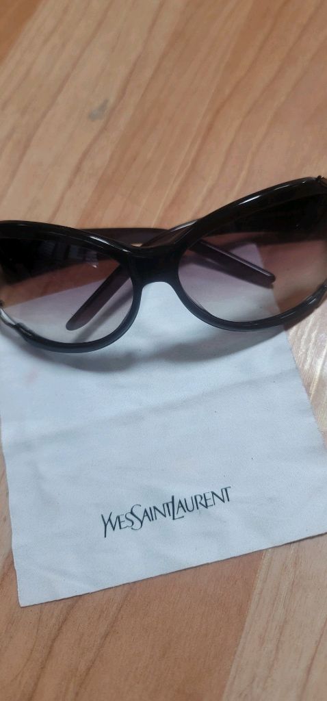 당액스입생로랑(YSL) 6142/F/S 선글라스 기스없음이 모델은 입생로랑 선글라스 중에서도 프레임 측면에 스와로브 이미지