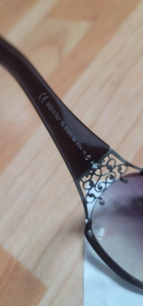 당액스입생로랑(YSL) 6142/F/S 선글라스 기스없음이 모델은 입생로랑 선글라스 중에서도 프레임 측면에 스와로브 이미지