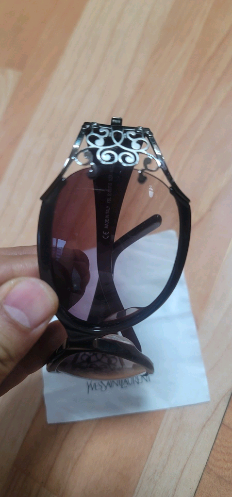 당액스입생로랑(YSL) 6142/F/S 선글라스 기스없음이 모델은 입생로랑 선글라스 중에서도 프레임 측면에 스와로브 이미지