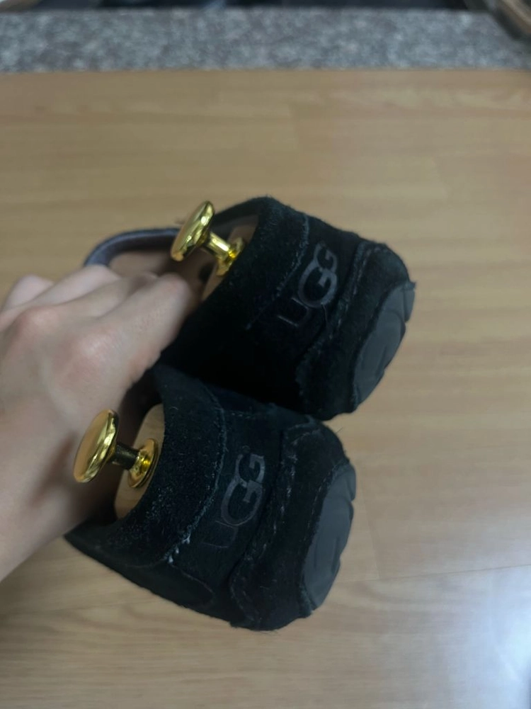어그 ascot 270사이즈 네이비 판매합니다. 이미지