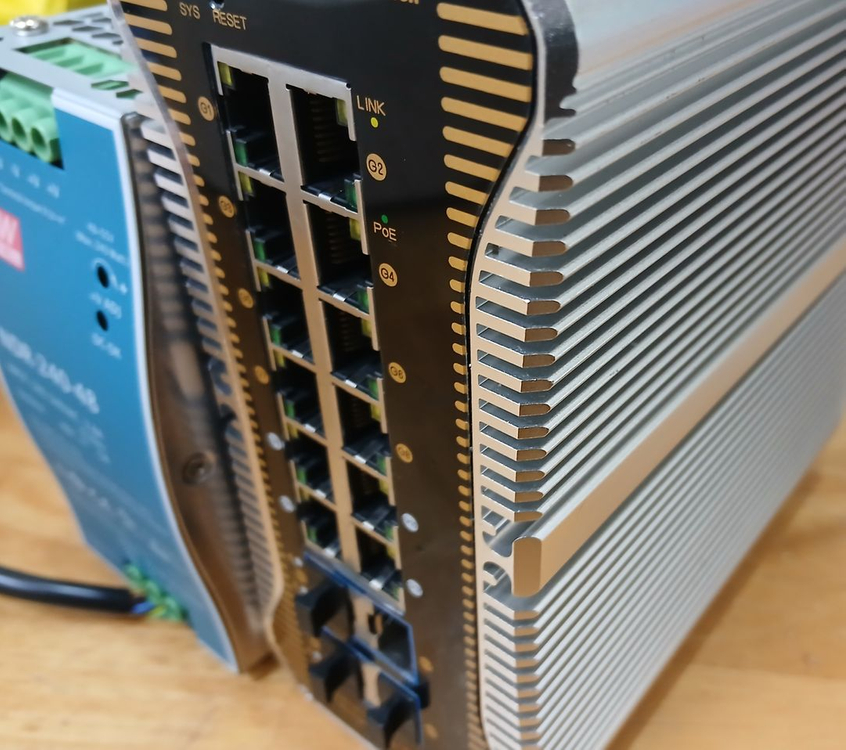 산업용 L2+ 매니지드 PoE 이더넷 스위치와 민웰 NDR -240-48파워 서프라이 세트 이미지