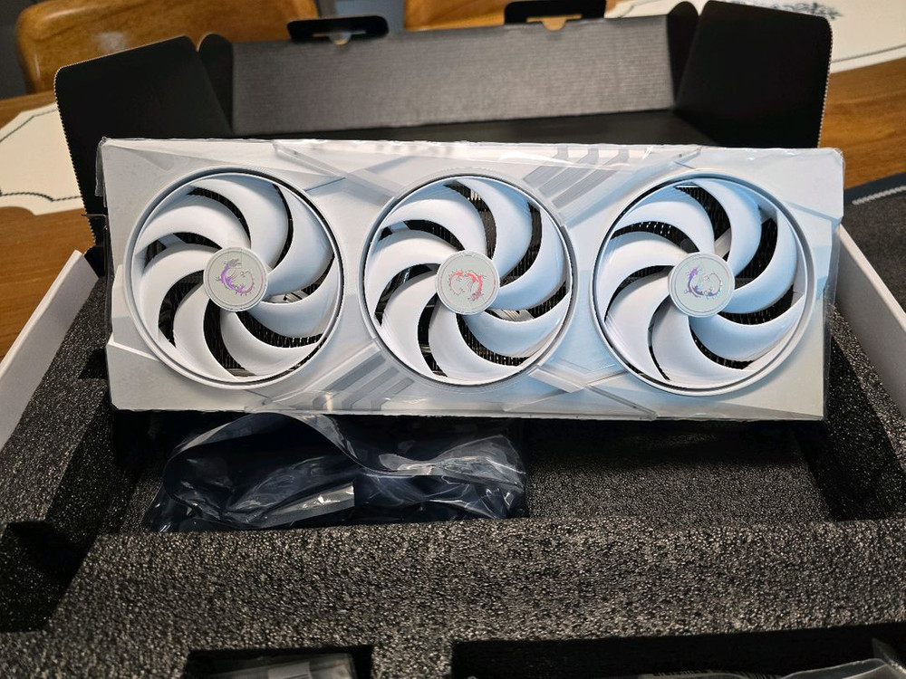 MSI RTX 5070 트리오 화이트 이미지