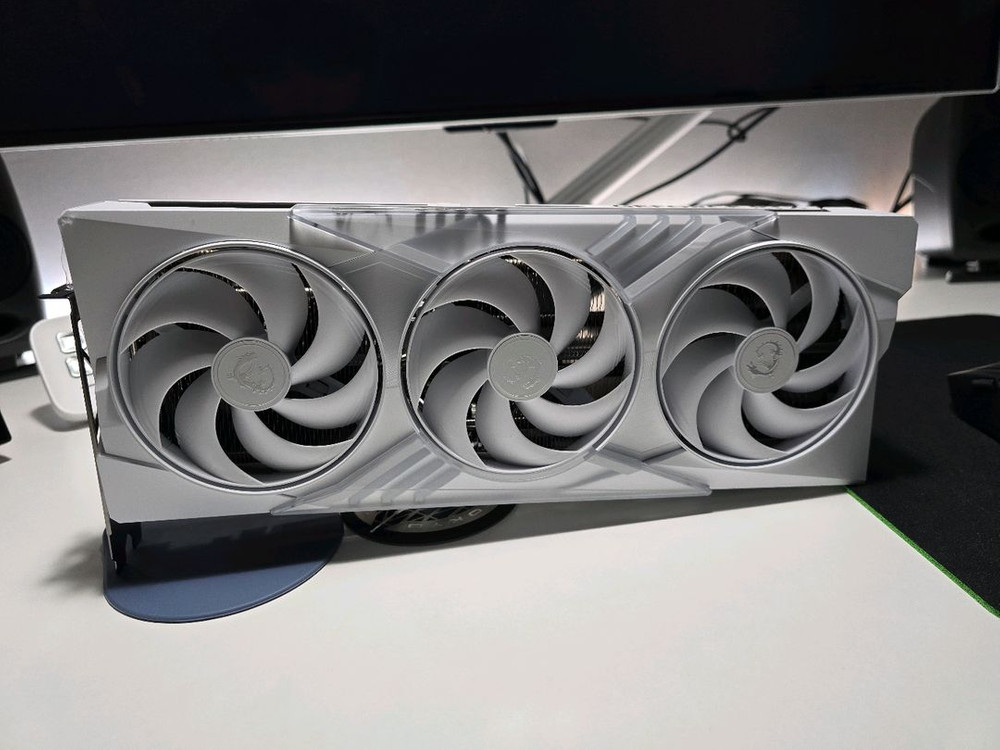 MSI RTX 5070 트리오 화이트 이미지