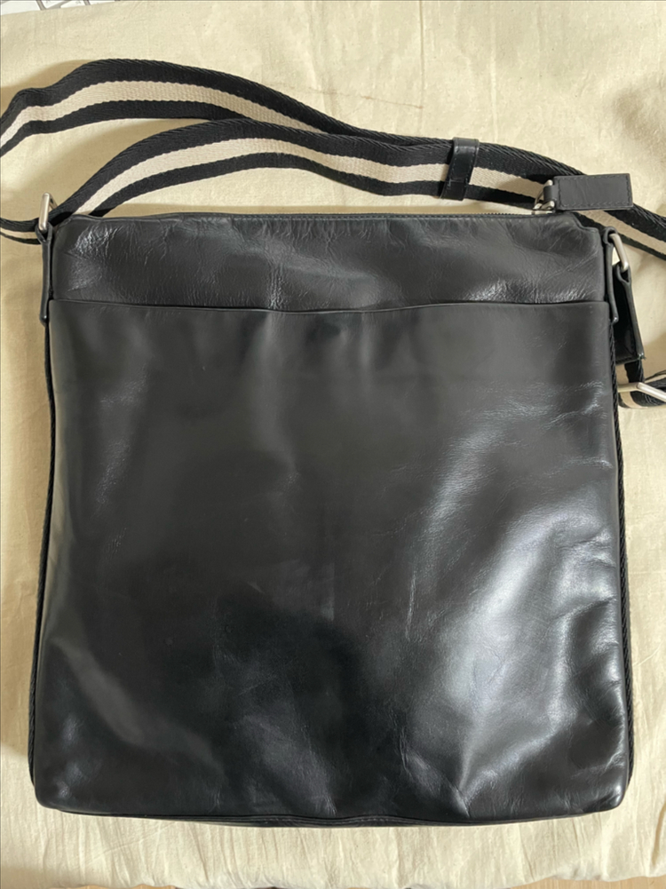 정품 발리 가죽크로스백 이미지