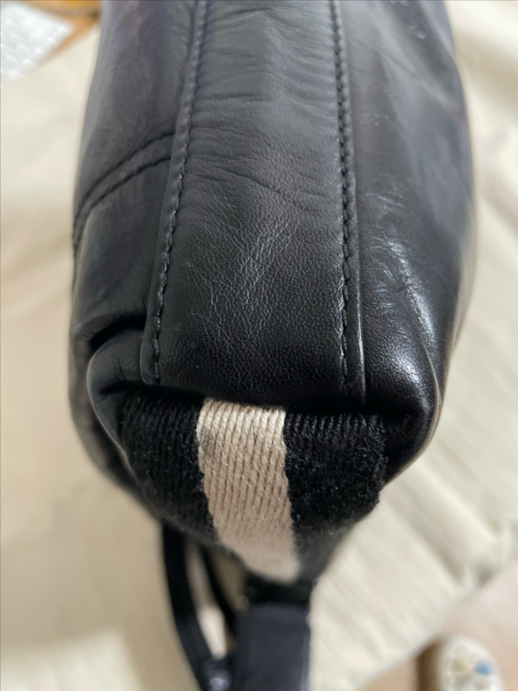 정품 발리 가죽크로스백 이미지