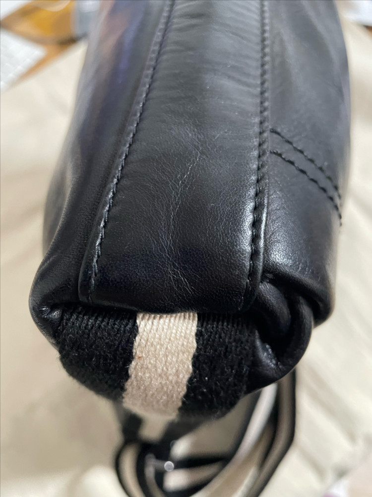 정품 발리 가죽크로스백 이미지