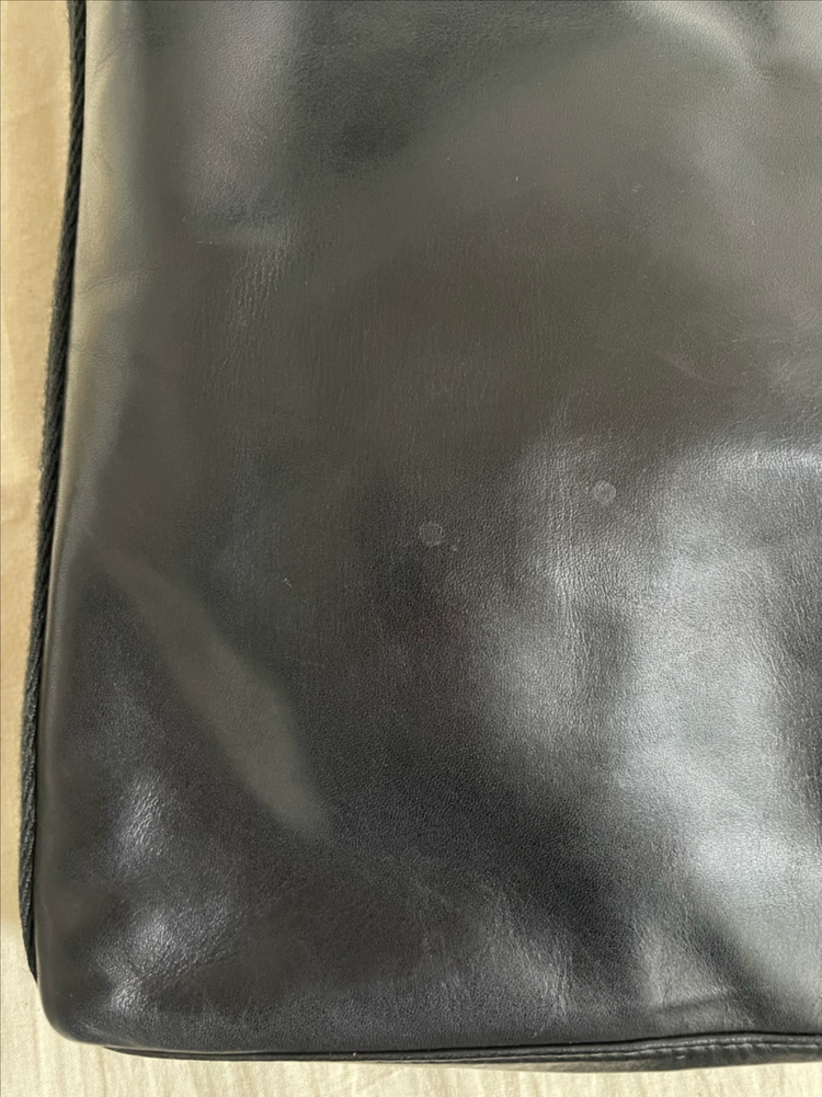 정품 발리 가죽크로스백 이미지