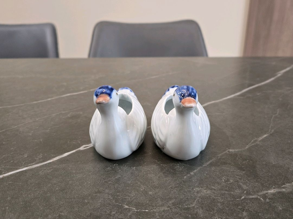 청화백자 오리 한쌍 이미지