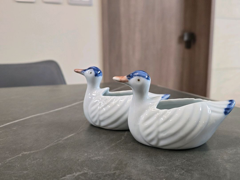 청화백자 오리 한쌍 이미지