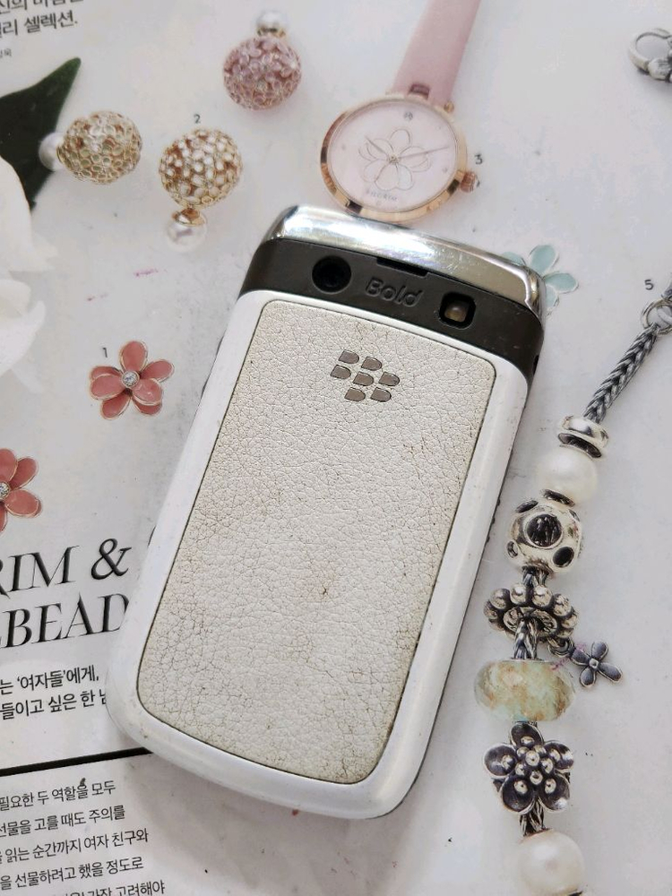 올드폰 블랙베리 볼드 blackberry 9700 이미지