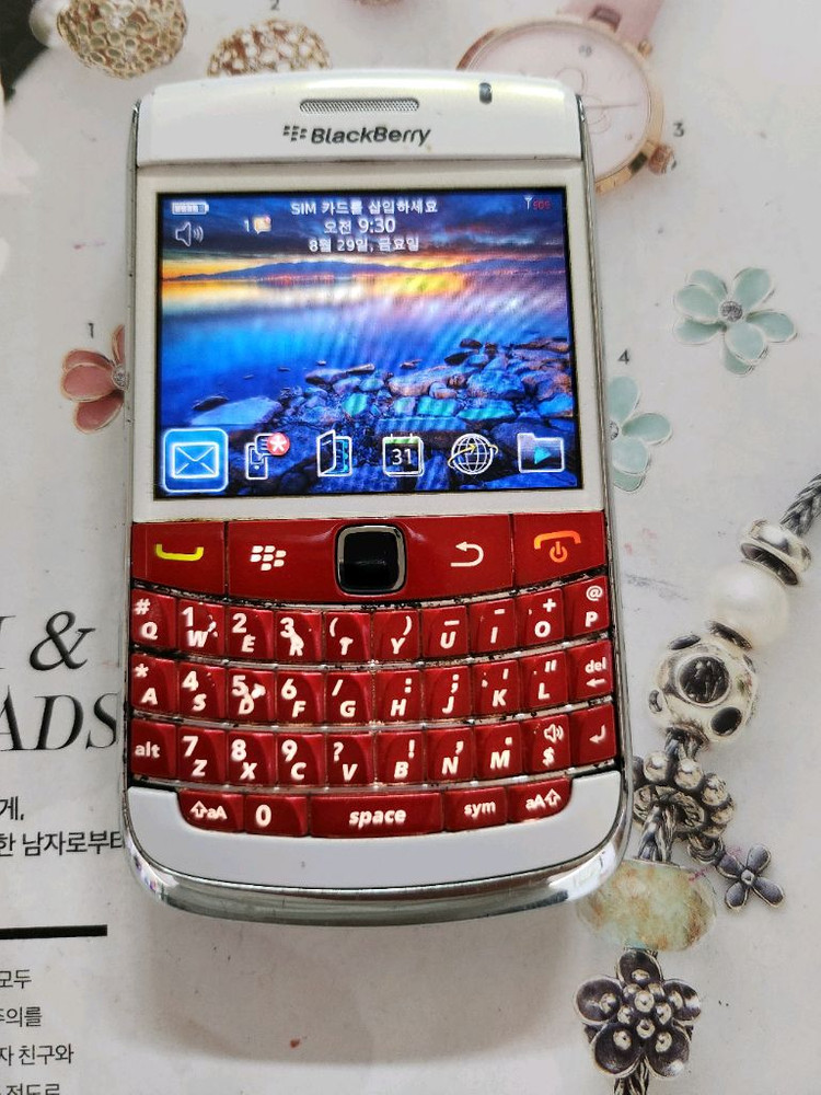 올드폰 블랙베리 볼드 blackberry 9700 이미지