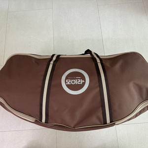 모이라 브랜드의 원형 캠핑 테이블 세트입니다 이미지