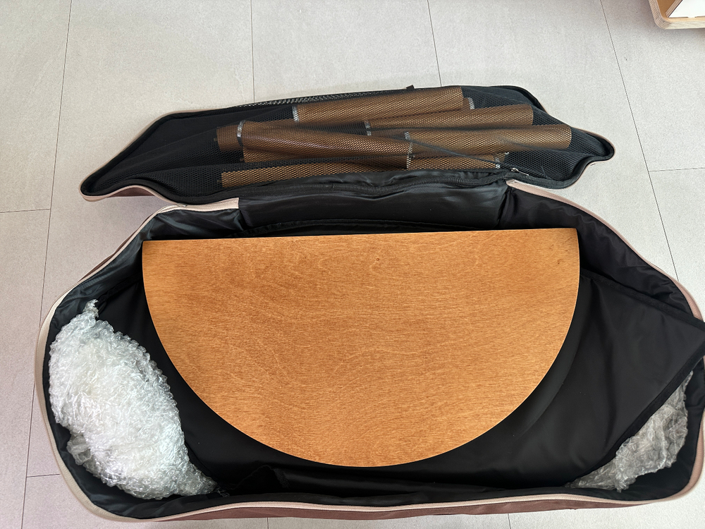 모이라 브랜드의 원형 캠핑 테이블 세트입니다 이미지