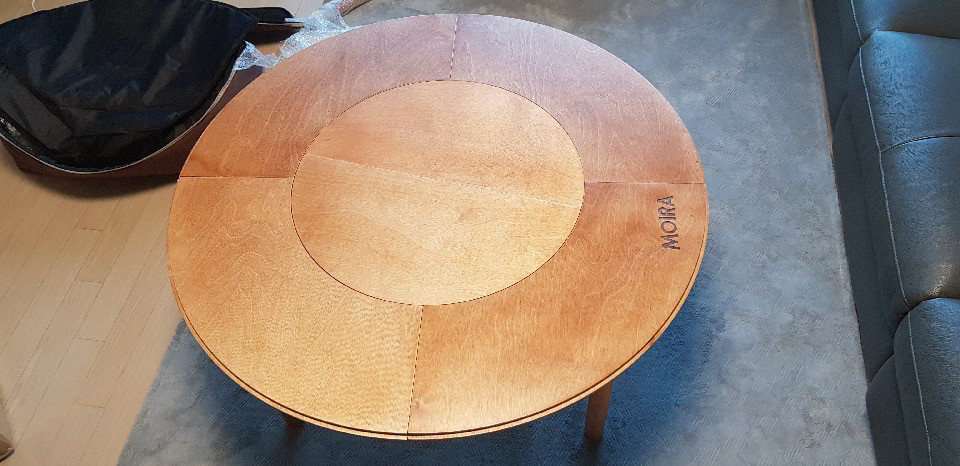 모이라 브랜드의 원형 캠핑 테이블 세트입니다 이미지