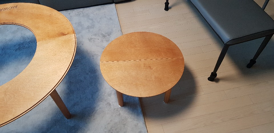 모이라 브랜드의 원형 캠핑 테이블 세트입니다 이미지