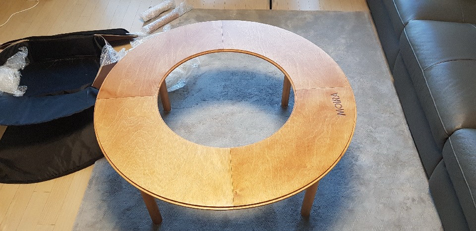 모이라 브랜드의 원형 캠핑 테이블 세트입니다 이미지