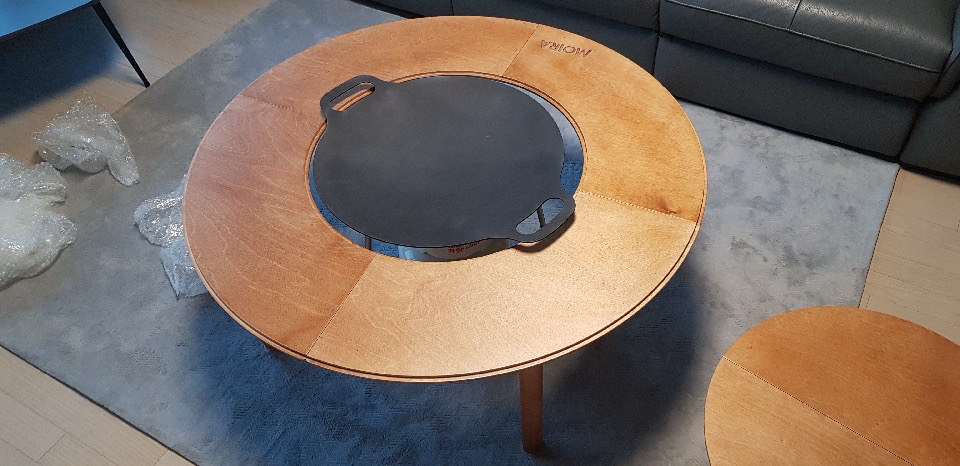 모이라 브랜드의 원형 캠핑 테이블 세트입니다 이미지