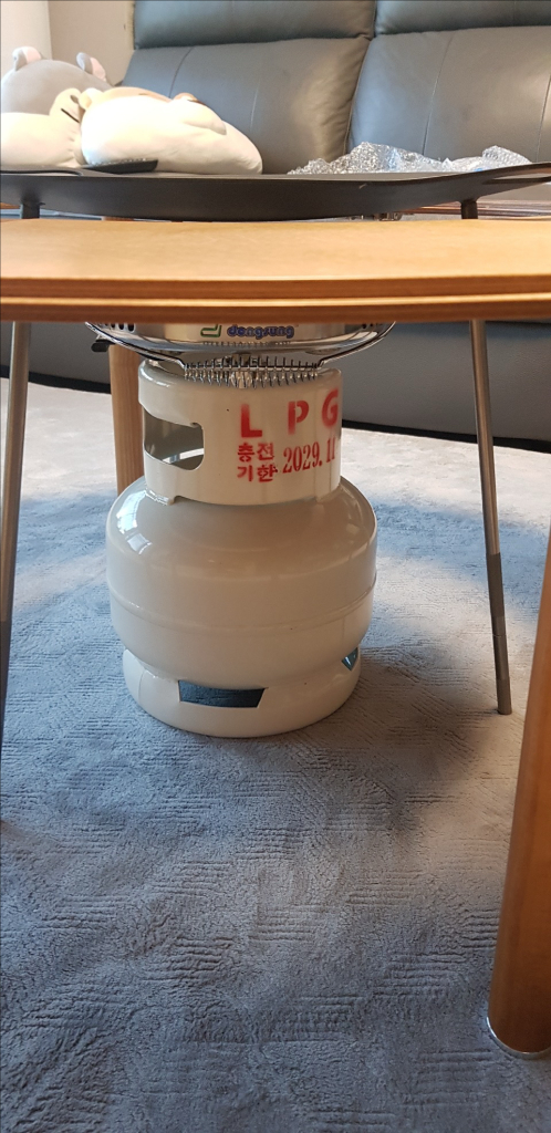 모이라 브랜드의 원형 캠핑 테이블 세트입니다 이미지