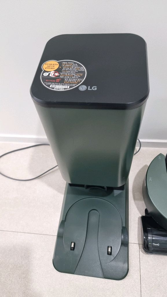 LG오브제 먼지 로봇청소기 R9 먼지스테이션 포함 이미지