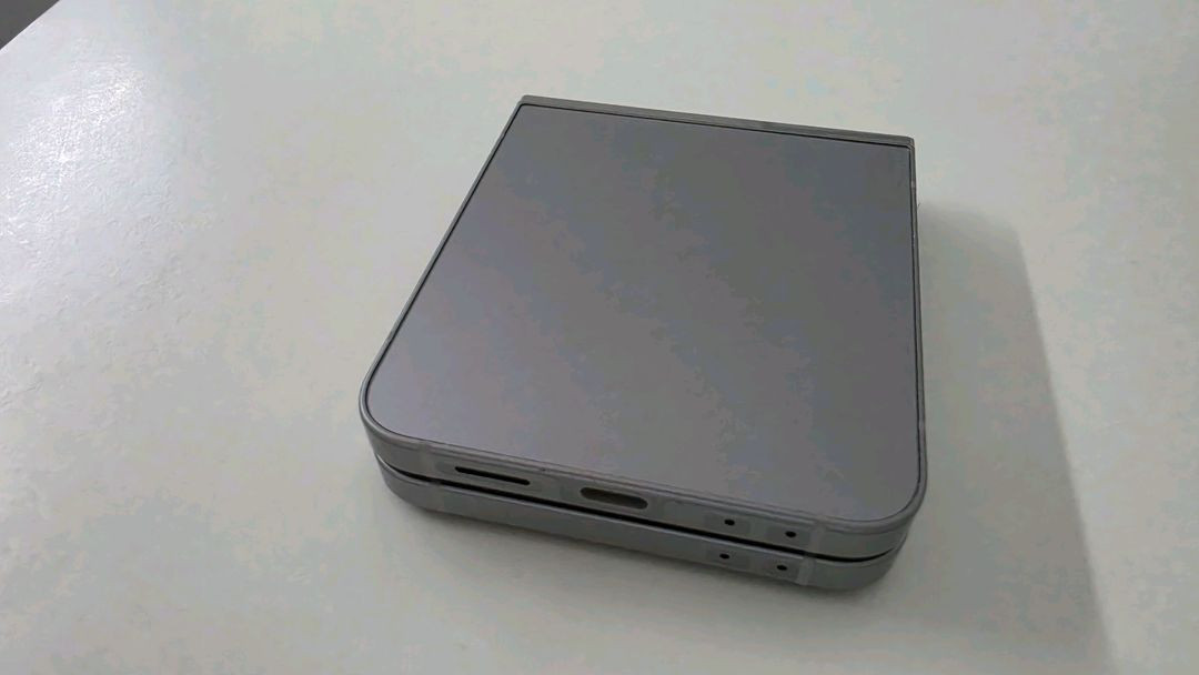 갤럭시 Z 플립6 512G 실버+ DeWalt 케이스(새제품). 자급제 이미지