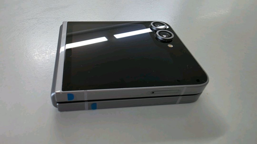 갤럭시 Z 플립6 512G 실버+ DeWalt 케이스(새제품). 자급제 이미지