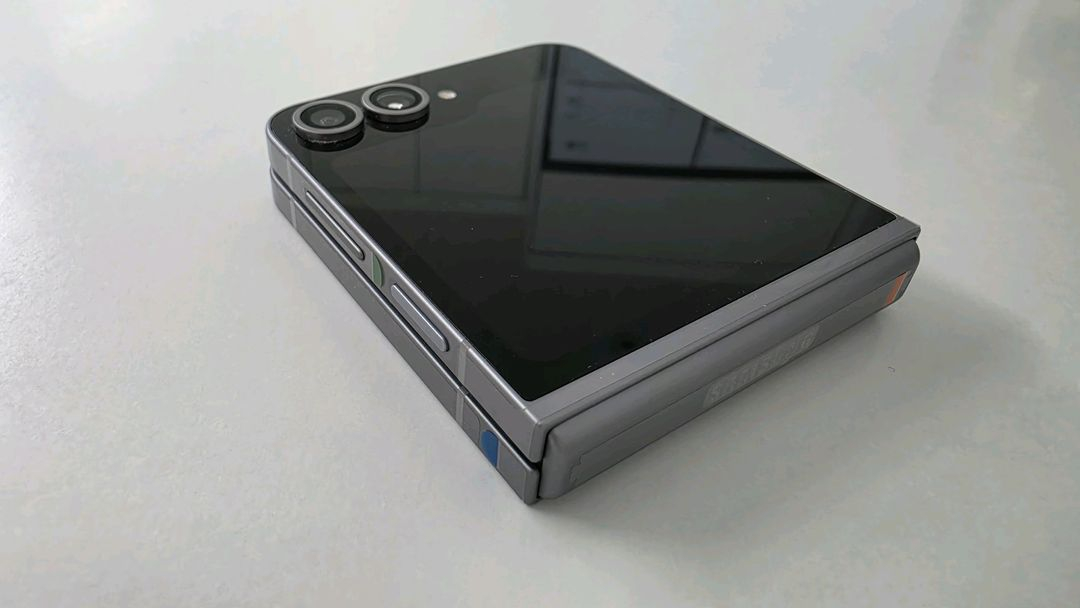 갤럭시 Z 플립6 512G 실버+ DeWalt 케이스(새제품). 자급제 이미지