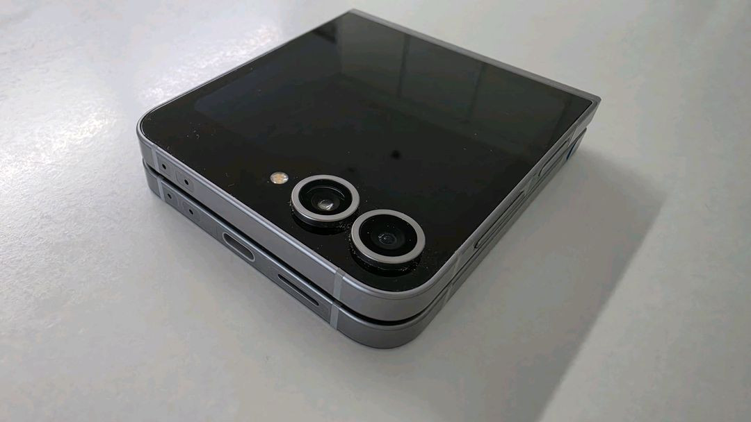 갤럭시 Z 플립6 512G 실버+ DeWalt 케이스(새제품). 자급제 이미지