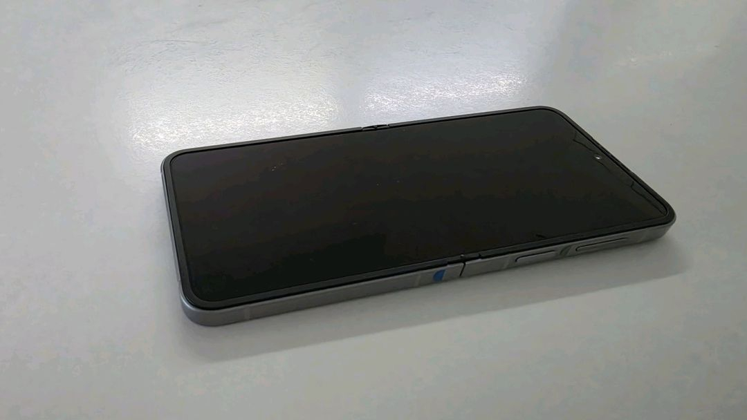 갤럭시 Z 플립6 512G 실버+ DeWalt 케이스(새제품). 자급제 이미지