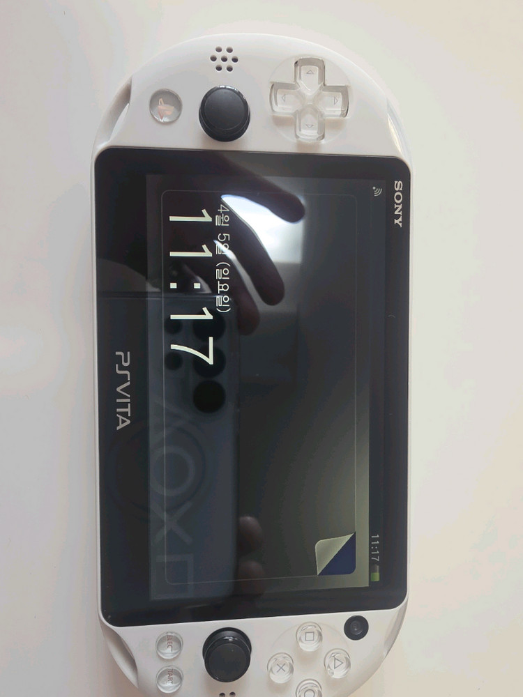 [S급/풀구성] PS Vita 2세대 화이트 + 호리 정품 L2/R2 그립 + 타이틀 3종 (충전기 2개 포함) 이미지