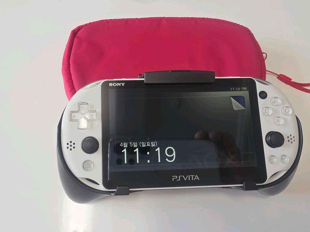 [S급/풀구성] PS Vita 2세대 화이트 + 호리 정품 L2/R2 그립 + 타이틀 3종 (충전기 2개 포함) 이미지