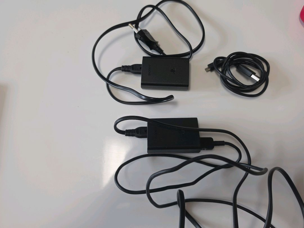 [S급/풀구성] PS Vita 2세대 화이트 + 호리 정품 L2/R2 그립 + 타이틀 3종 (충전기 2개 포함) 이미지