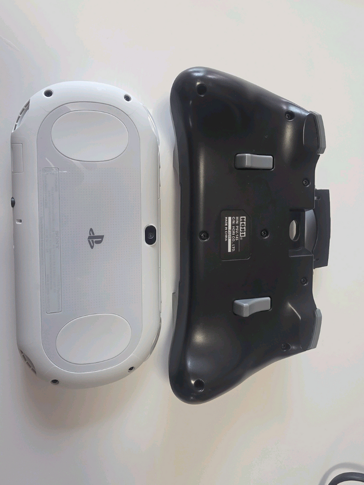 [S급/풀구성] PS Vita 2세대 화이트 + 호리 정품 L2/R2 그립 + 타이틀 3종 (충전기 2개 포함) 이미지