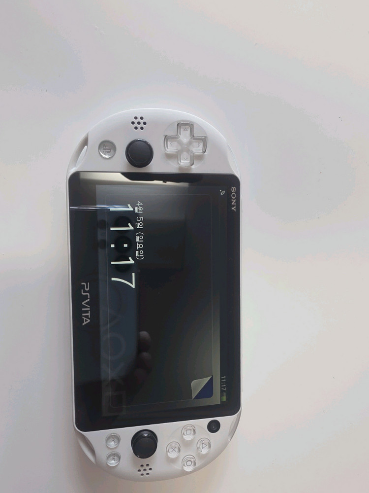 [S급/풀구성] PS Vita 2세대 화이트 + 호리 정품 L2/R2 그립 + 타이틀 3종 (충전기 2개 포함) 이미지