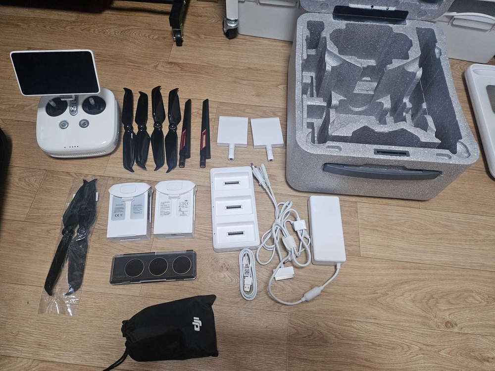 DJI 팬텀4 프로 플러스 2.0 (조정기외부품) 팝니다 이미지