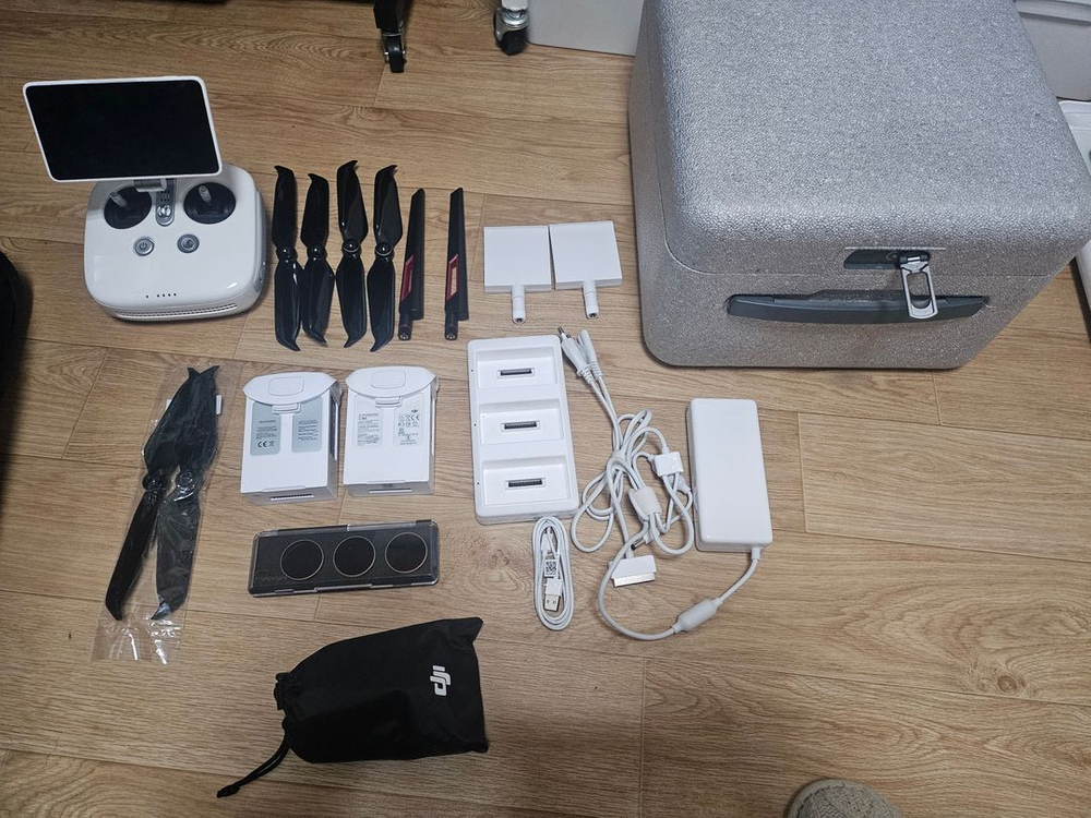DJI 팬텀4 프로 플러스 2.0 (조정기외부품) 팝니다 이미지