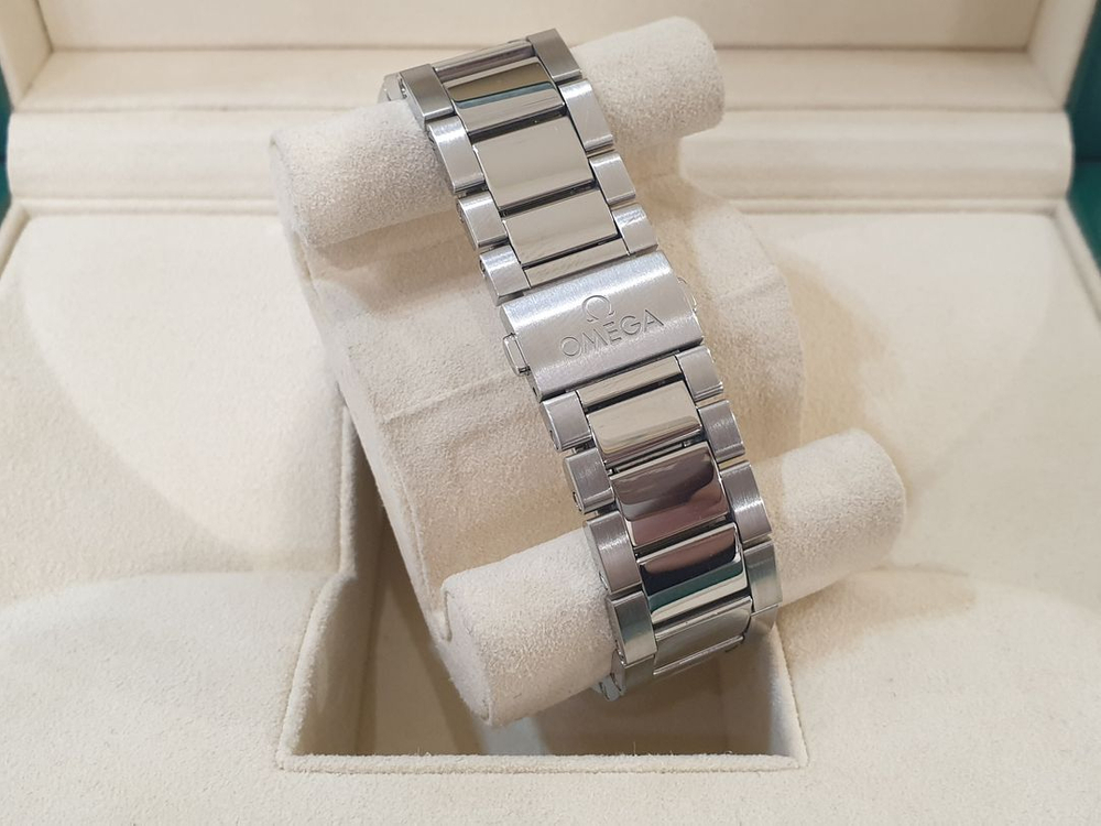 오메가 씨마스터 아쿠아테라 검판 220.10.41.21.01.001 이미지