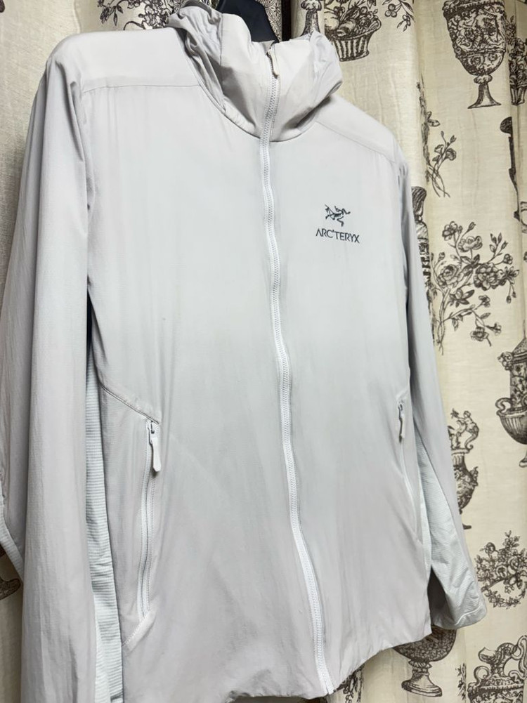 아크테릭스 아톰 SL 후디 솔리튜드 바람막이 이미지