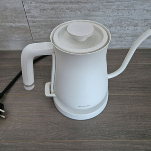 발뮤다 더 팟 전기주전자 이미지