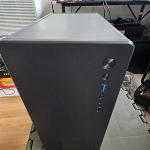 i5 9600k에 gt1030, 램 16기가, ssd 256기가 파워 650w 장착된 미니 컴퓨터 이미지