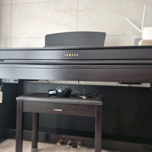 야마하 디지털 피아노 CLP-635 해머건반 이미지