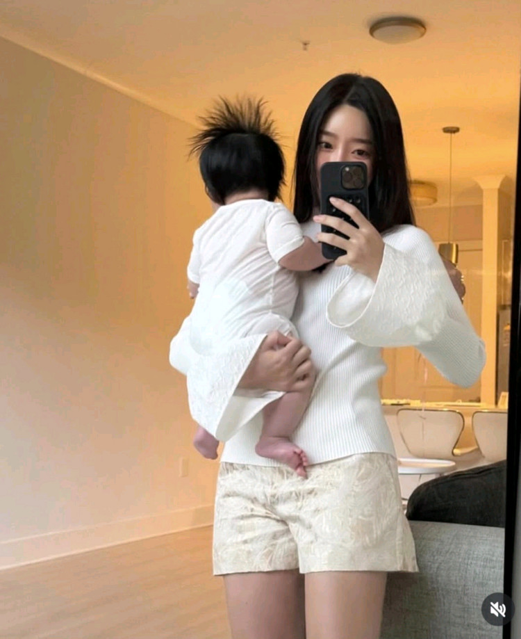 아상 커프스 니트/시에 오르 유메르 그레이룸 비그레이 오뮤 시스템 한섬 어라운드율 이미지