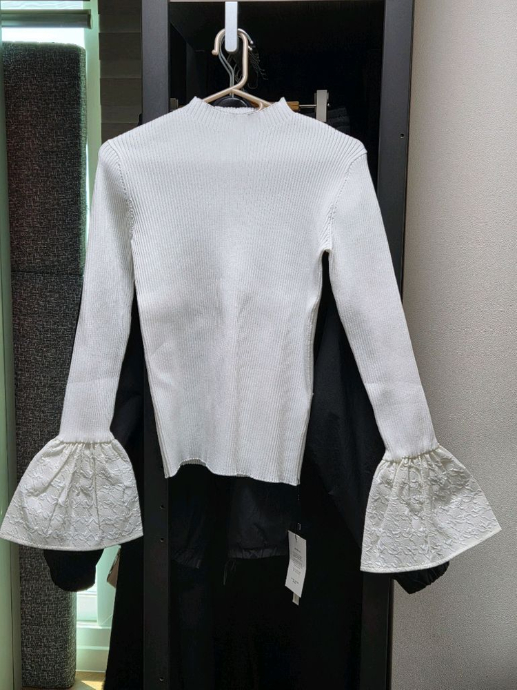 아상 커프스 니트/시에 오르 유메르 그레이룸 비그레이 오뮤 시스템 한섬 어라운드율 이미지