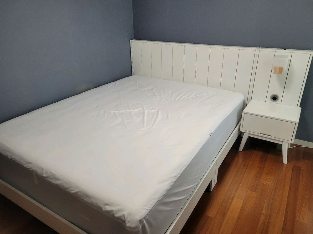 씰리 킹사이즈 매트리스 + 프레임 + 협탁 세트 이미지