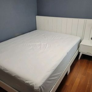 씰리 킹사이즈 매트리스 + 프레임 + 협탁 세트 이미지