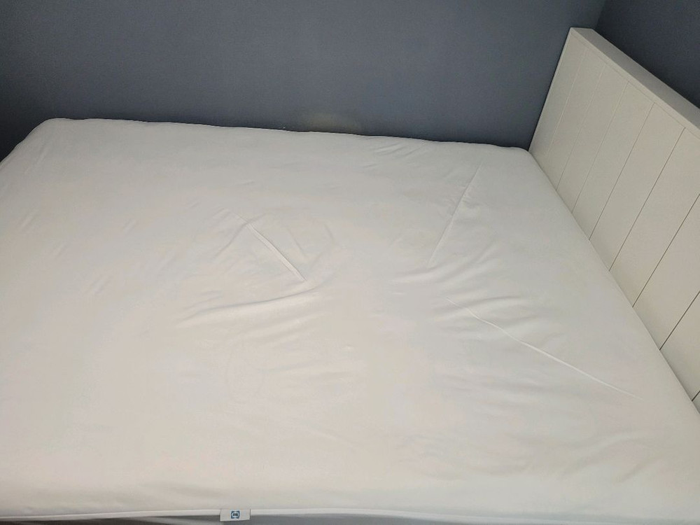 씰리 킹사이즈 매트리스 + 프레임 + 협탁 세트 이미지