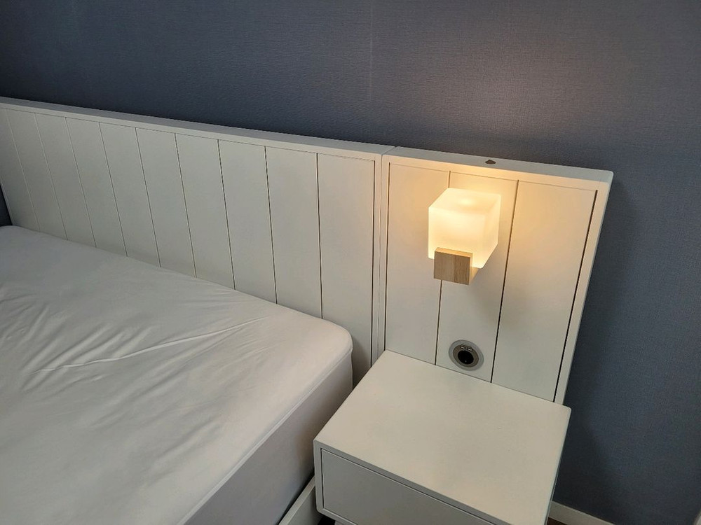 씰리 킹사이즈 매트리스 + 프레임 + 협탁 세트 이미지